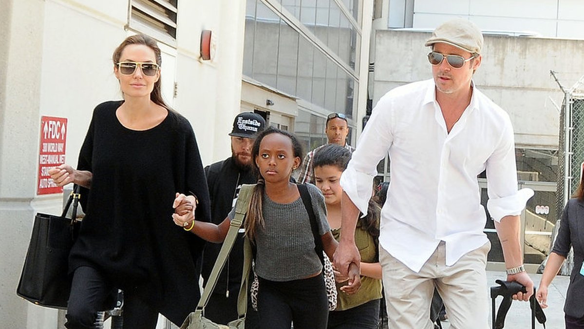 Angelina och Brad var på resande fot med familjen. 